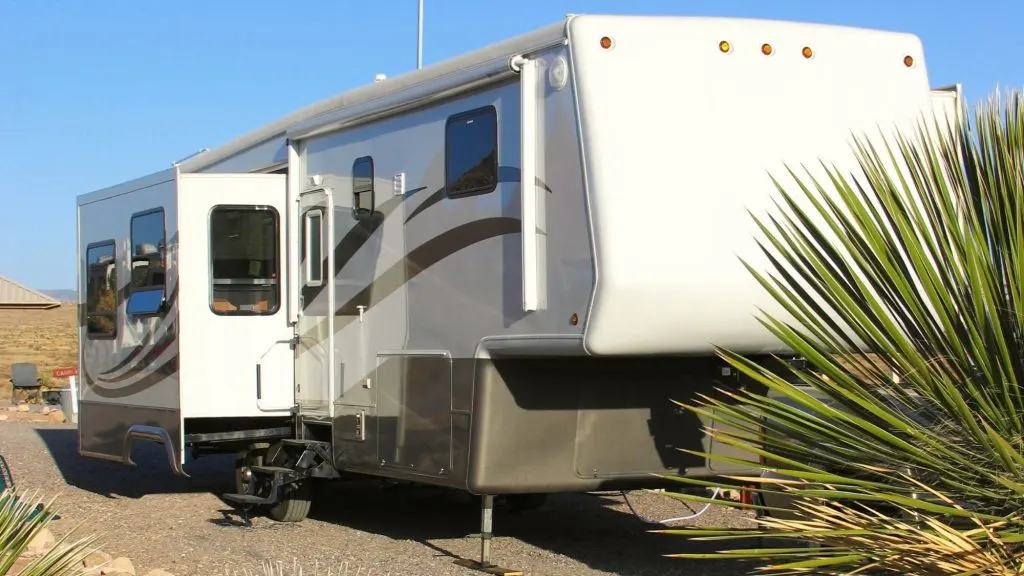 mobile suites fifth wheel