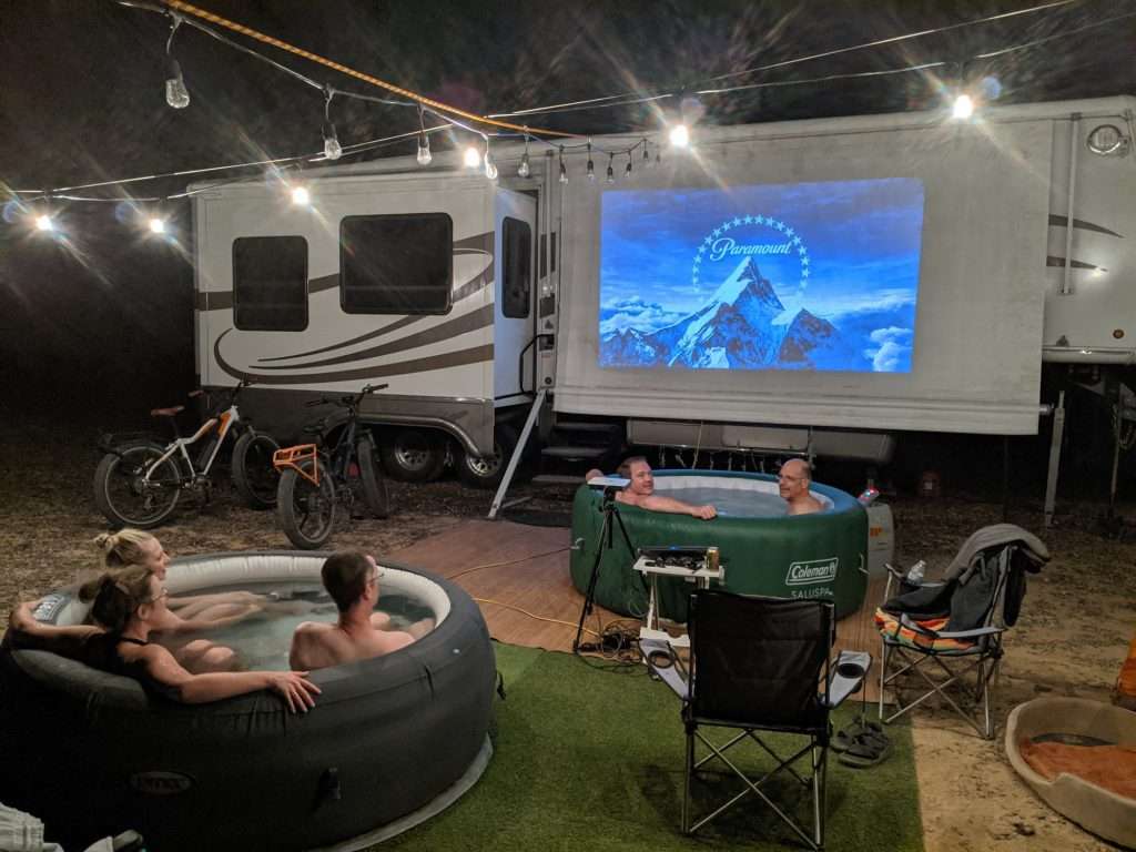 Einen Film auf einem Outdoor-Projektor auf dem Campingplatz ansehen