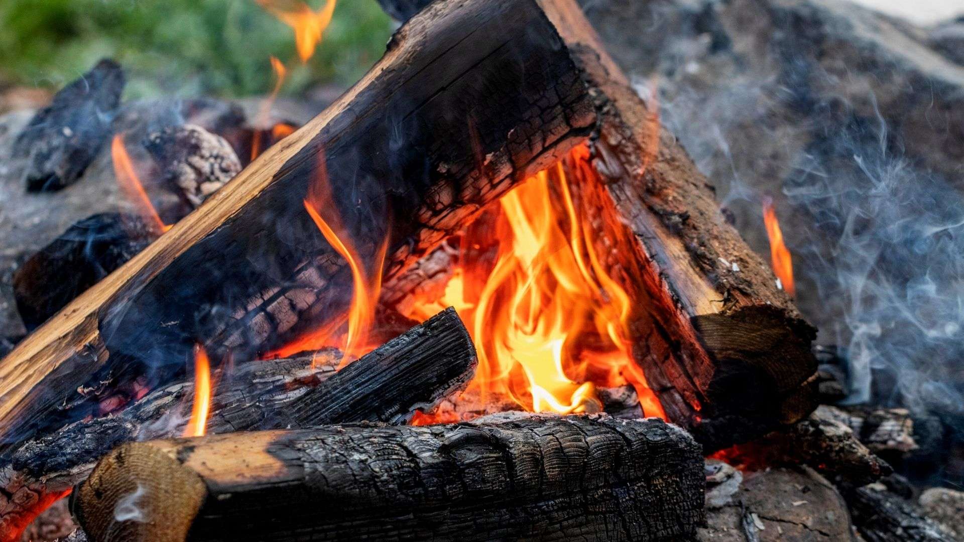 5 Simple Ways for How to Get Campfire Smell Out of Clothes - Mortons on the  Move