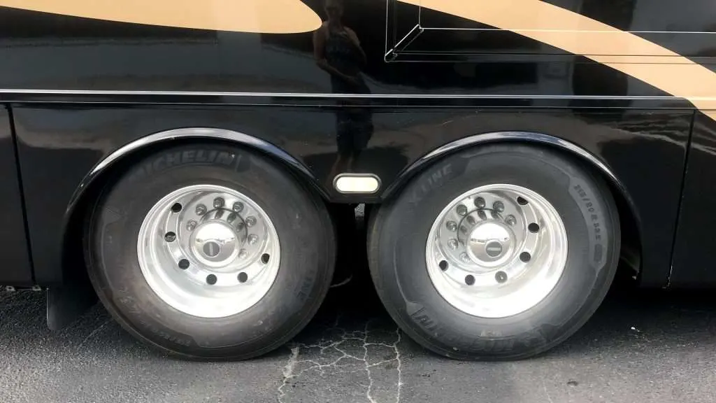 Plain RV tire with not Rettroband protection.