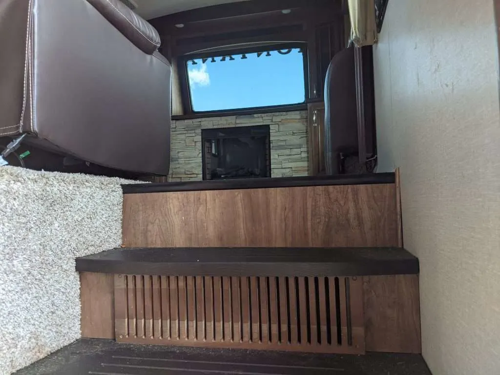 Front Living Room 5th Wheel Stairs