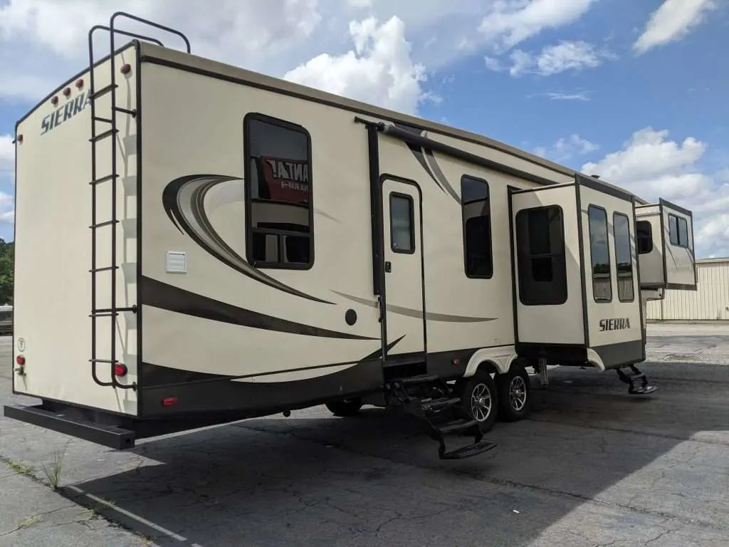 FL 5th wheel with front and rear entry doors