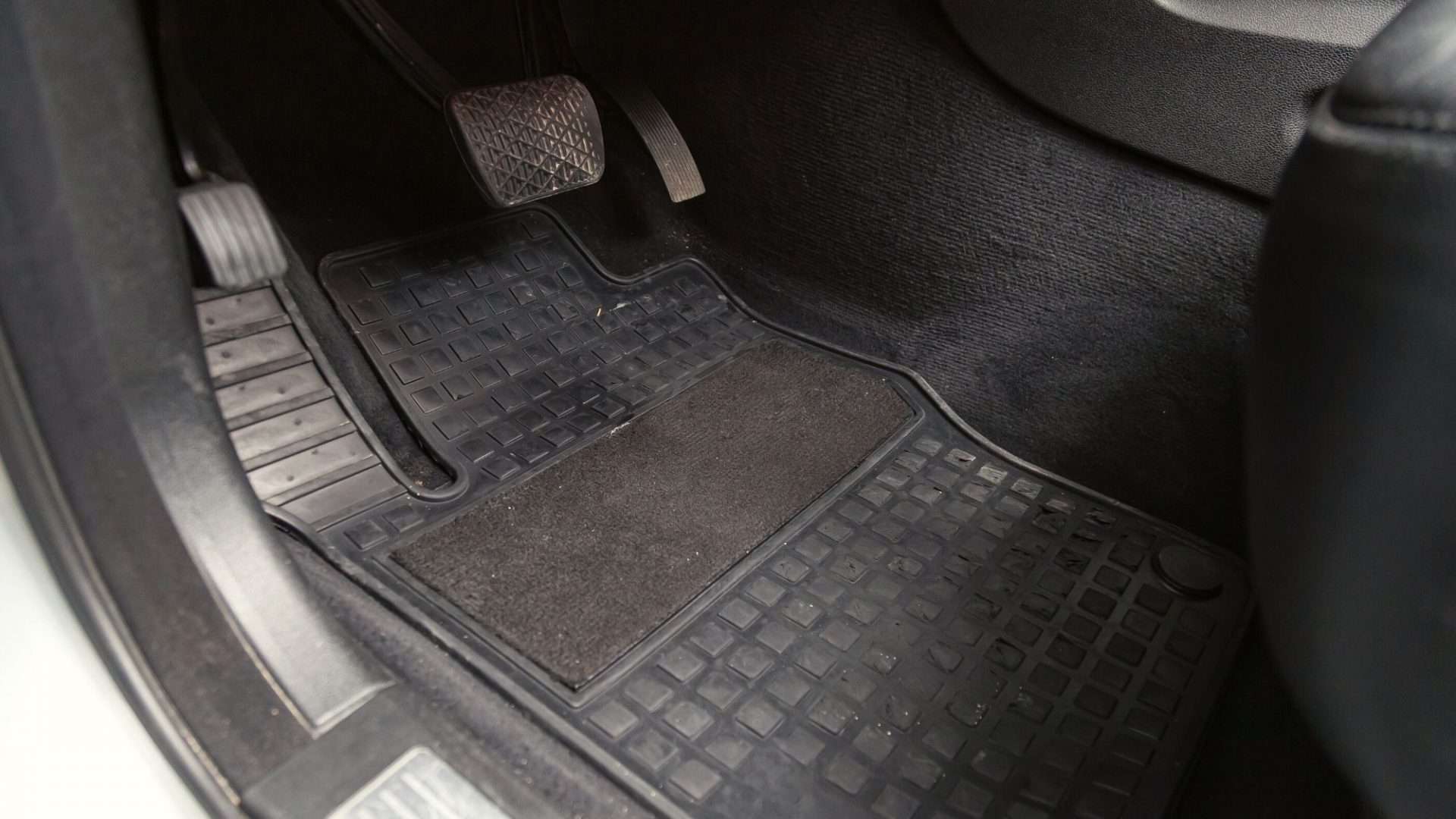 Truck floor mat