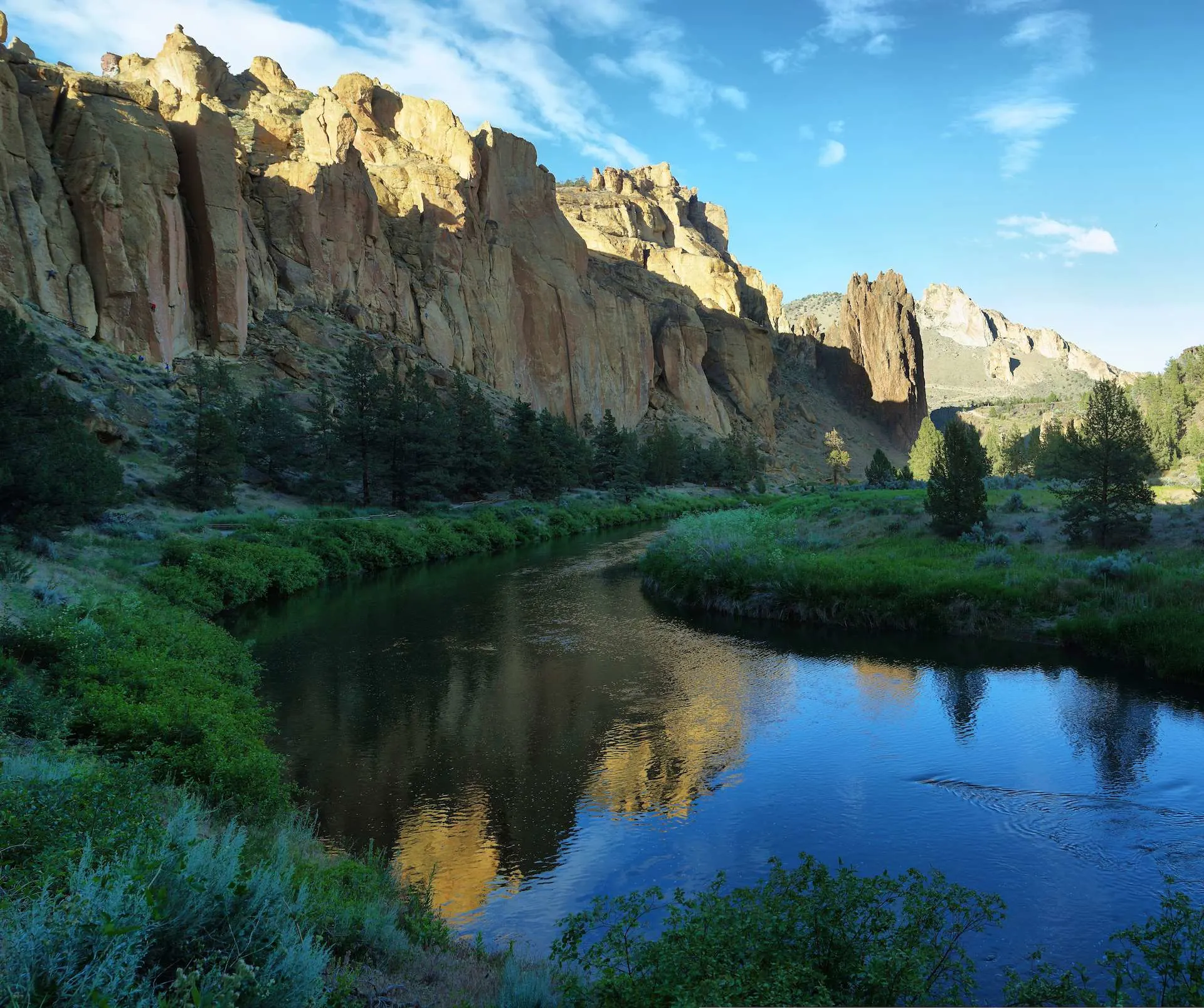 Crooked river in Smith Rock Park, Oregon