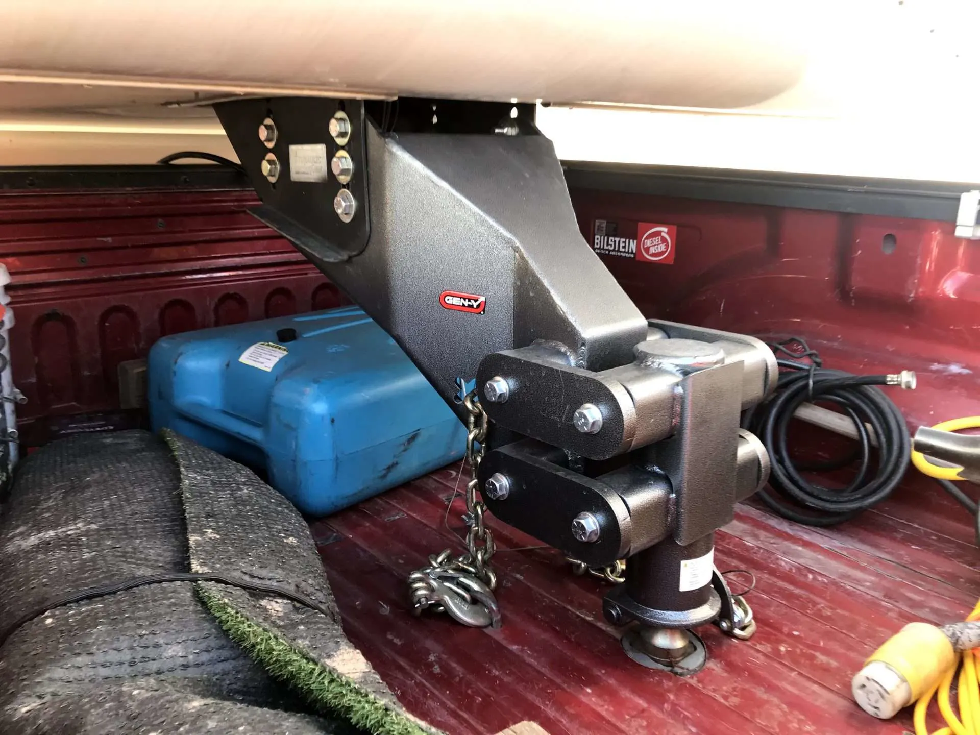 Gooseneck hitch installed in truck bed