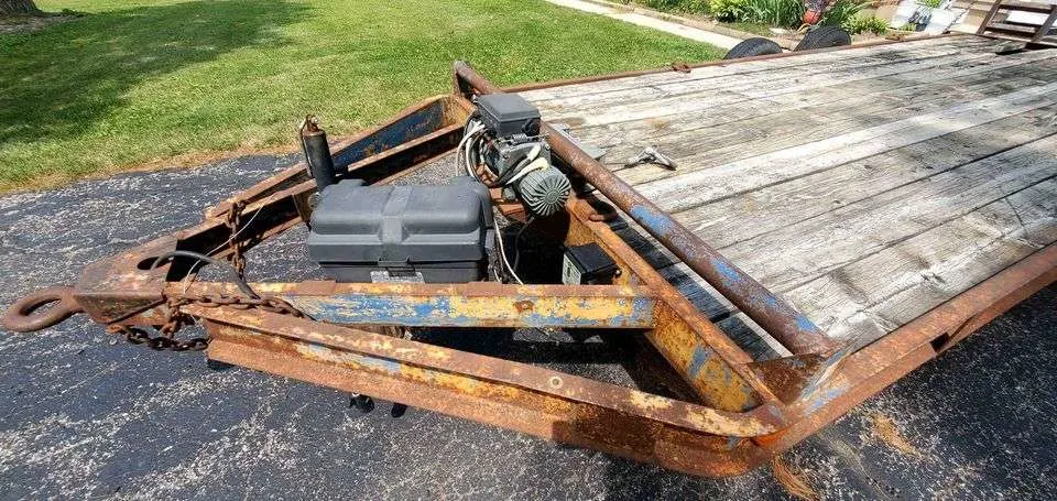trailer winch with battery installed