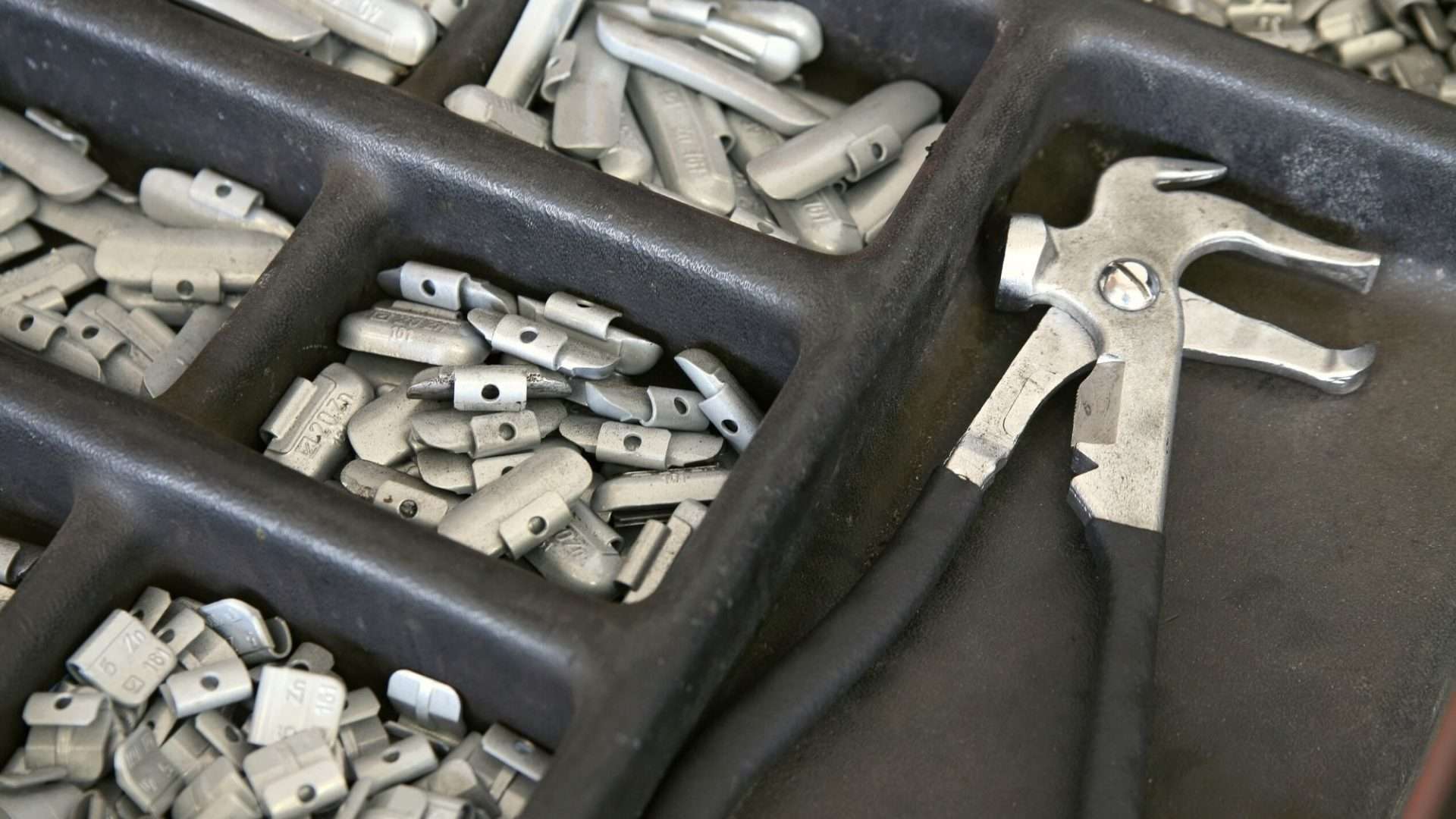 Tray of wheel weights for balancing tires