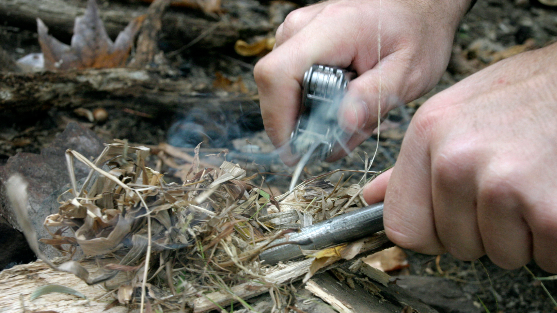 Making fire from magnesium fire starter