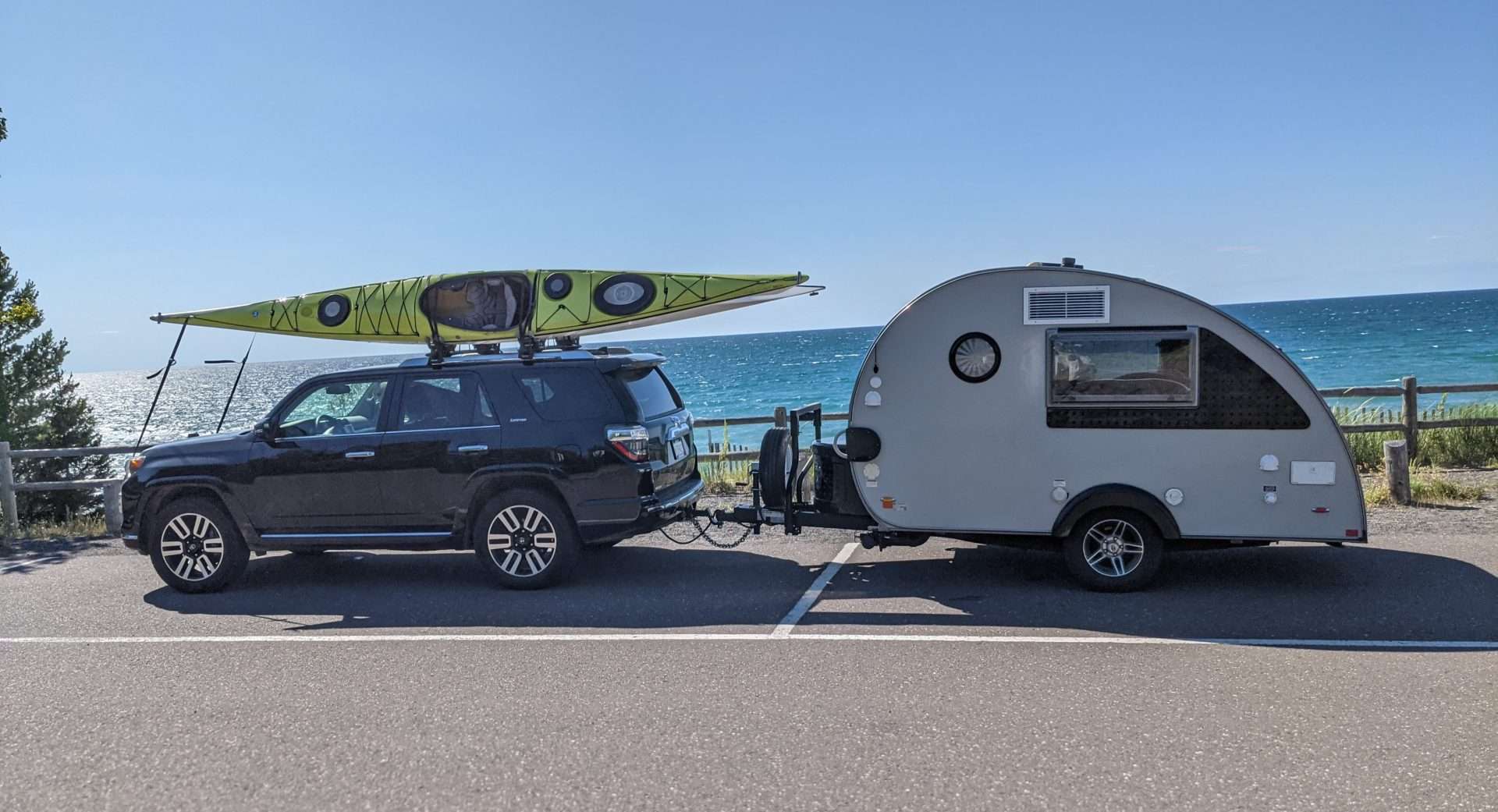 Teardrop trailer hitched with adjustable hitch